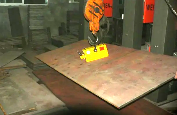 鋼材生產(chǎn)車間鋼板吊運工作輕松完成